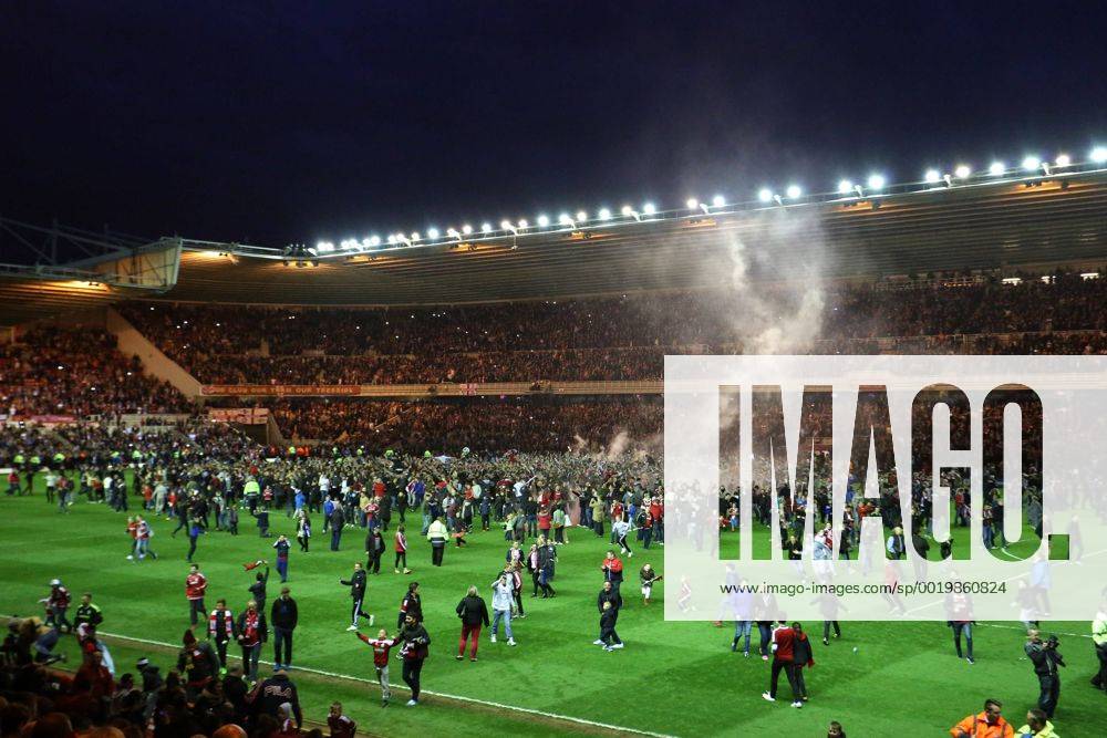 Fans invade the pitch at full time - Middlesbrough vs. Brentford - Skybet Championship - Play Off Second Leg - Riverside Stadium - Middlesbrough - 15 05 2015 Pic Philip Oldham Sportimage .