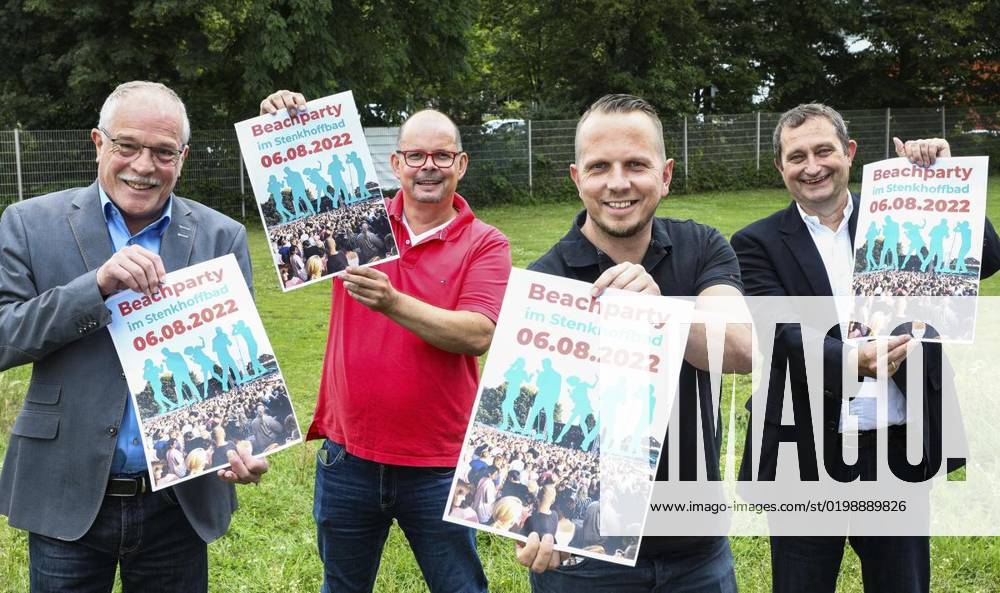 Jürgen Heidtmann, Leiter des Bottroper Sport- und Bäderbetriebs, Holger Czeranski, Tobas ten Hoopen und Ralf Schönberger halten am Freitag, 10. September 2021, das Plakat zur Beachparty im Stenkhoffbad 2022 in Bottrop. Deutschland NRW Bottrop