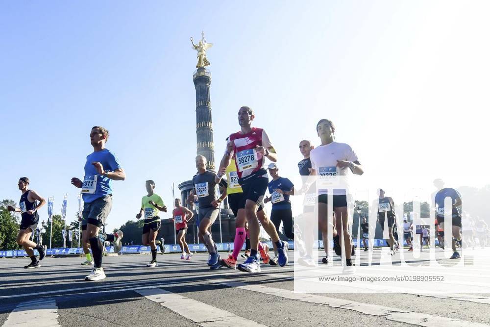 Teilnehmer des 47. Berlin Marathons laufen am 26. September 2021 an der Siegessäule vorbei durch den Tiergarten. FOTO: Jörg Krauthöfer Funke Foto Services Arbeit BerlinSport