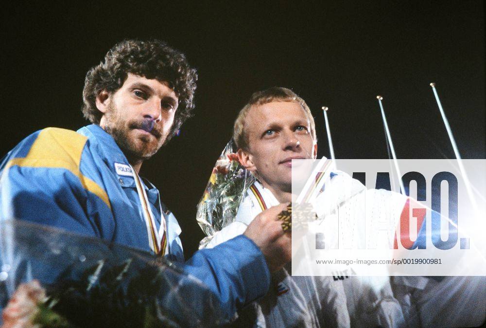 Ski Nordisch Weltmeisterschaft 1985 Langlauf 15 km klassisch 22.01.1985 Der Zweitplatzierte Thomas WASSBERG (Schweden links) und Sieger Kari HAERKOENEN (Finnland rechts) praesentieren ihre Medaillen bei der Siegerehrung. MODELxRELEASExx