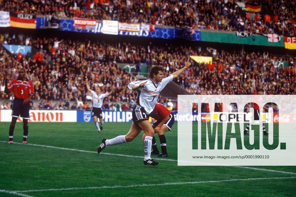 Torschütze Andreas Möller (Deutschland) dreht jubelnd ab Fußball Länderspiel Herren Weltmeisterschaft 1998, Nationalmannschaft, Nationalteam, Nationaltrikot, Gruppe F Totale Parc des Princes, Prinzenpark, Prinzenparkstadion Paris, Stadion Begeisterung, Freude,