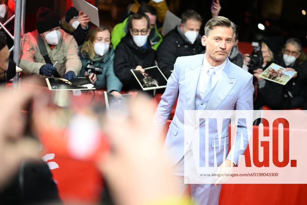 Schauspieler Nikolaj Coster Waldau (gruer Anzug) und Joe Cole beim Photocall am 15. Februar 2022 auf der Berlinale in Berlin. Deutschland Berlin Berlin