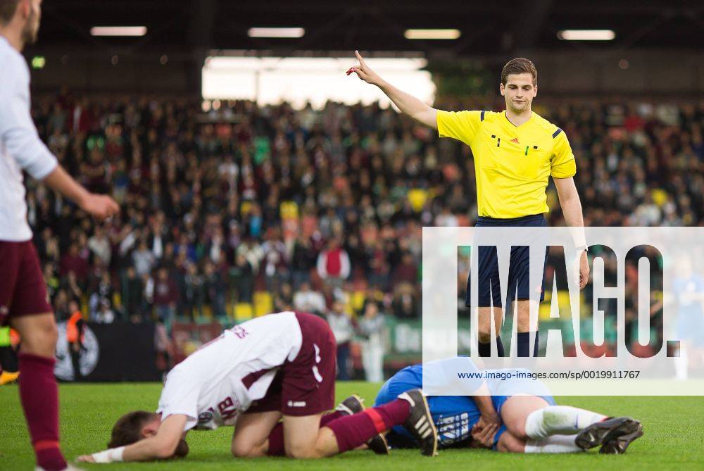 Berlin, Deutschland, 20.05.2015: Fußball Berliner Pokal 2014 2015 - BFC Dynamo - SV Tasmania Berlin - Berliner Pilsner Pokalfinale. Schiedsrichter Max Burda (r.)