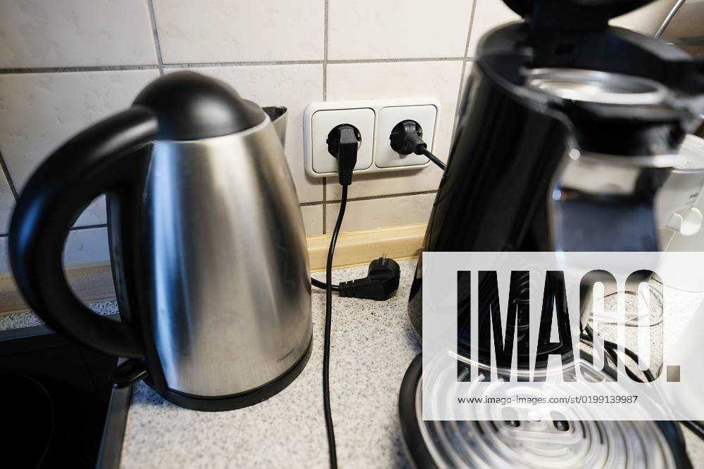 Düsseldorf 14.01.2023 Steckdose Stromadapter Schuko Schukostecker Öko-Strom Elektrizität Wohngebiet Hochspannung E-Smog Elektrosmog Stromkosten Stromrechnung Stromvergütung Netztransparenz Stromtarife Strom Ökostrom Blitzschutz Blitz Stromausfall Unwetter Rechnung Spannungsabfall Mietnebenkosten Nebenkosten Miete Mietshaus Mietkosten Wohnung Stromschlag Kurzschluss Stromstoss Spannung Spannungsschwankung Haushalt Haushaltsgeräte Haushaltsstrom Heizstrom Stromverbrauch Stromversorgung Haushaltssteckdose Volt Ampere 240V Überspannung Überspannungsschutz Spannungsschutz EEG-Umlage Strompreis Netzteil Unterputz Verputzen Renovierung Wohnungsrenovierung Elektroleitungen Inflation Bürgergeld Küchengeräte Heisswasserkocher Kaffeemaschi
