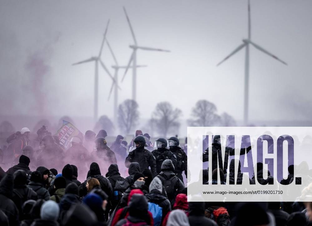KEYENBERG Climate activists confront the police during a demonstration in solidarity with the occupiers of Lutzerath The lignite village close to Roermond has been occupied for two years by climate activists who believe that lignite extraction contributes to global warming ANP REMKO DE WAAL netherlands out belgium out