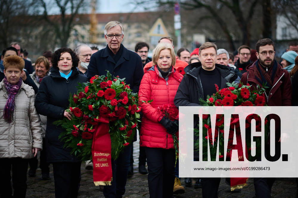 Berlin, Demonstration zum Gedenken an Rosa Luxemburg und Karl Liebknecht Tausende Menschen gedenken der Ermordung von Karl Liebknecht und Rosa Luxemburg am 15.01.2023 in Berlin. Die Demonstration zog vom Frankfurter Tor zum Zentralfriedhof Berlin-Friedrichsfelde, an dem traditionell rote Nelken an der Gedenkstätte der Sozialisten niedergelegt werden. Zu Beginn legten zahlreiche Politiker der Partei Die Linke Kränze und Nelken an der Gedenkstätte der Sozialisten nieder. Im Bild: Petra Pau (Vizepräsidentin des Deutschen Bundestages, Die Linke), Amira Mohamed Ali und Dietmar Bartsch (Fraktionsvorsitzende Die Linke im Bundestag), Gesine Lötzsch (Die Linke), Martin Schirdewan (Parteivorsitzender Die Linke) und Tobias Bank (Bundesgeschäf