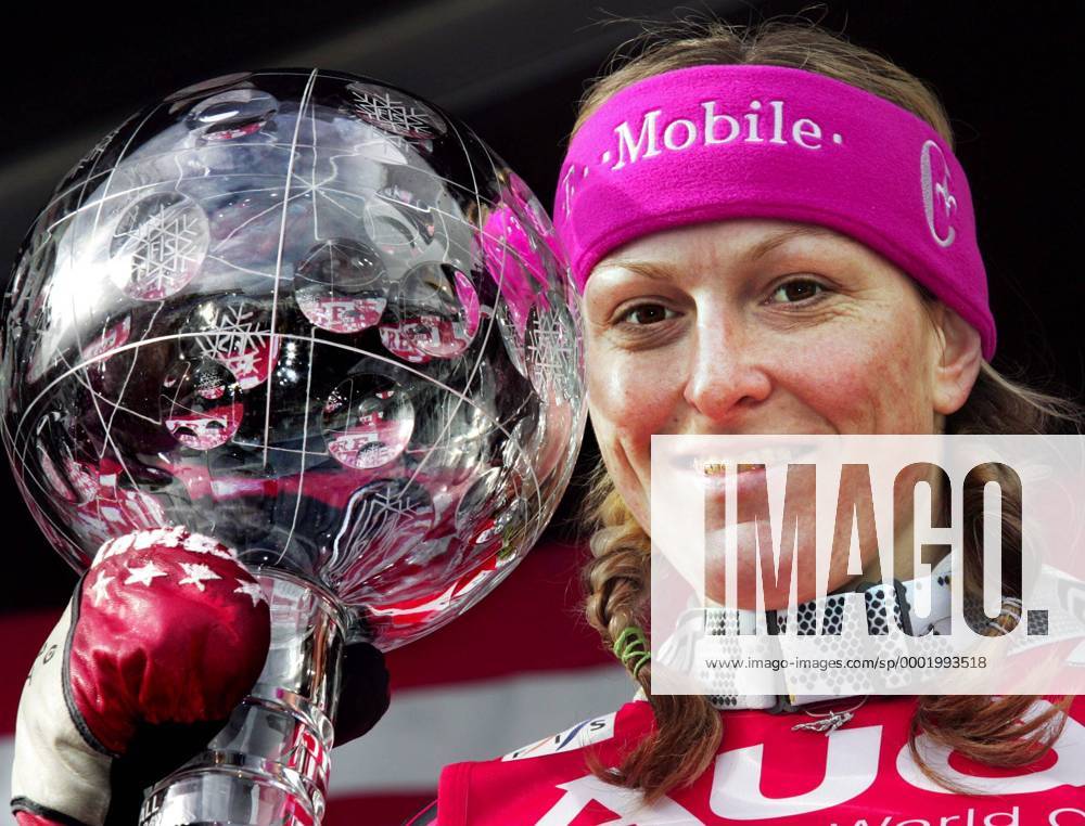 Gesamtweltcupsiegerin Janica Kostelic (Kroatien) präsentiert stolz ihre Kristallkugel - Alpiner Skilauf Damen Weltcup 2005 2006, Welt Cup, Worldcup, World, WC, Ski Alpin, Skisport, Riesenslalom Porträt Sponsor, Sponsoring, Werbepartner, Werbung Aare, Are, Wirtschaft Freude,