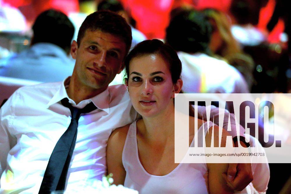 Thomas MUELLER (MÜLLER,Bayern Muencheni) mit Ehefrau Lisa. FC Bayern Muenchen Meisterfeier im Postpalast,Champions Dinner. Fussball FC Bayern Muenchen-FSV Mainz 05 2-0. Deutscher Meister. Fussball,Liga 1,1. Bundesliga,Spieltag34,34.Spieltag am 23.05.2015. A L L I A N Z A R E N A.