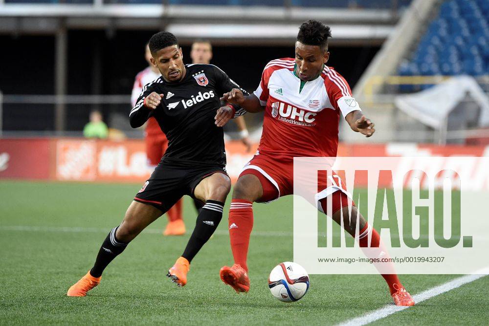 Foxborough, Massachusetts, U.S. - New England Revolution forward Juan Agudelo (17) and D.C. United defender Sean Franklin (5) battle for possession of the ball during the MLS Fussball Herren USA game between DC United and the New England Revolution held at Gillette Stadium in Foxborough Massachusetts. The New England Revolution and D.C. United ended the game tied 1-1. Eric Canha CSM MLS 2015: DC United vs Revolution MAY 23 - ZUMAc04_