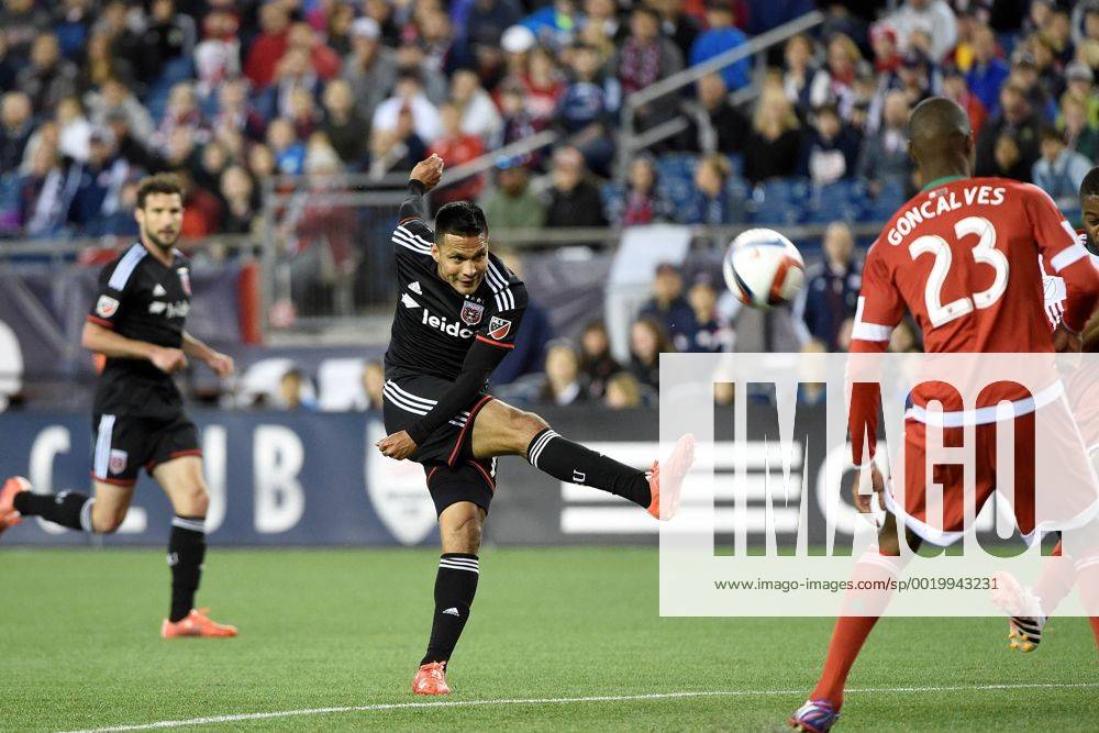 Foxborough, Massachusetts, U.S. - D.C. United forward Jairo Arrieta (19) takes a shot during the MLS Fussball Herren USA game between DC United and the New England Revolution held at Gillette Stadium in Foxborough Massachusetts. The New England Revolution and D.C. United ended the game tied 1-1. Eric Canha CSM MLS 2015: DC United vs Revolution MAY 23 - ZUMAc04_