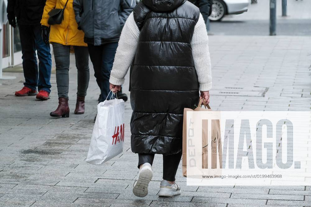 Dusseldorf 16 01 2023 Königsallee shopping street shopping mile shopping bags bag luxury wealth social scissors shopping street shopping street fashion mile inflation citizen money depot H M Hennes und Mauritz Dusseldorf North Rhine Westphalia Germany