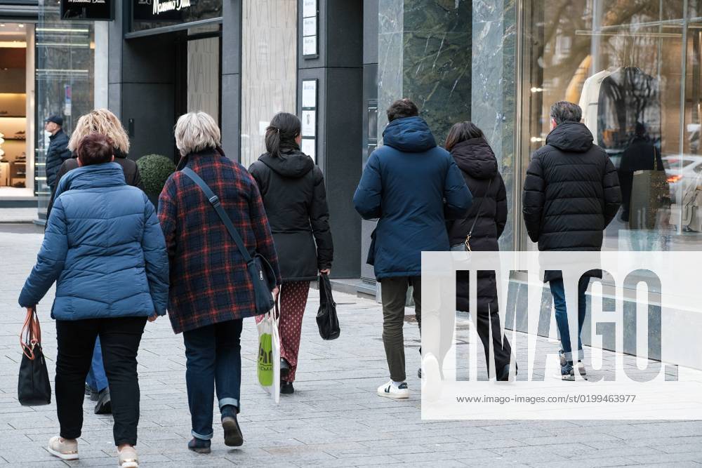 Düsseldorf 16 01 2023 Königsallee shopping street shopping mile shopping bags bag luxury wealth social scissors shopping street shopping street fashion street inflation citizen money Düsseldorf North Rhine Westphalia Germany