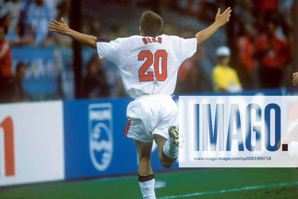 Michael Owen (England) - Torjubel Fußball Länderspiel Herren Weltmeisterschaft 1998, Nationalmannschaft, Nationalteam, Nationaltrikot, Achtelfinale Einzelbild St. Etienne, Saint Dynamik, Freude, Begeisterung,