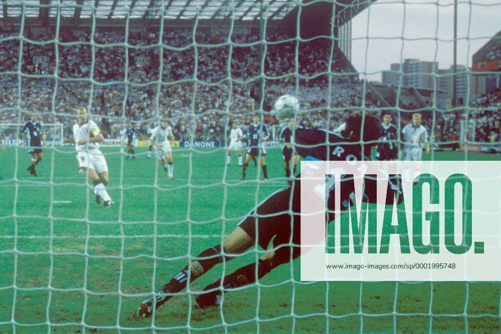 Alan Shearer (England) trifft per Elfmeter zum 1:1, Torwart Carlos Roa (Argentinien) streckt sich vergeblich Fußball Länderspiel Herren Weltmeisterschaft 1998, Nationalmannschaft, Nationalteam, Nationaltrikot, Achtelfinale Totale Stade Geoffroy Guichard, Stadion St. Etienne, Saint Idrettslag Dynamik,