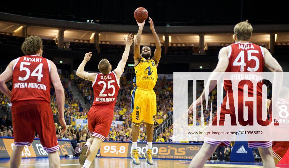 Basketball Berlin 24.05.2015 Beko-BBL 1. Bundesliga Saison 2014 2015 Playoff Halbfinale Spiel 1 Alba Berlin - FC Bayern München Reggie Redding (Alba Berlin, No.15) Anton Gavel (München, No.25) John Bryant (München, No.54) Jan-Hendrik Jagla (München, No.45)