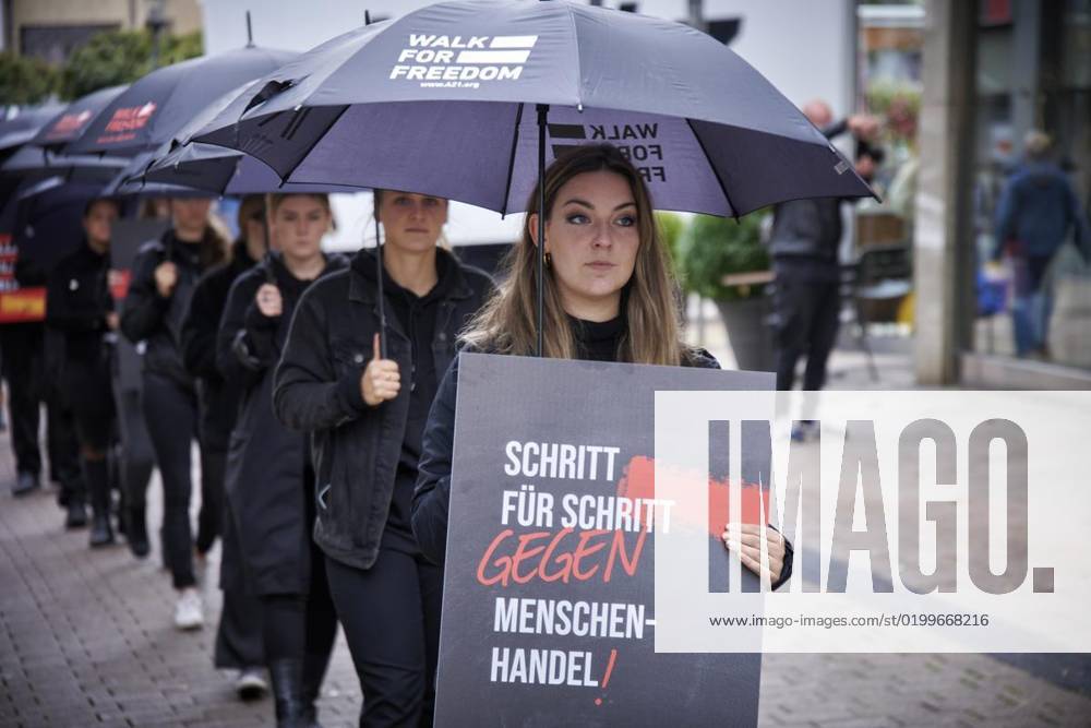 Auf dem Kennedy-Platz in der Essener Innenstadt trafen sich Demonstranten gegen Menschenhandel und begaben sich auf einen Walk for freedom . Dieser Spaziergang fuer die Freiheit begann am Samstag den 15. Oktober 2022. Deutschland NRW Essen