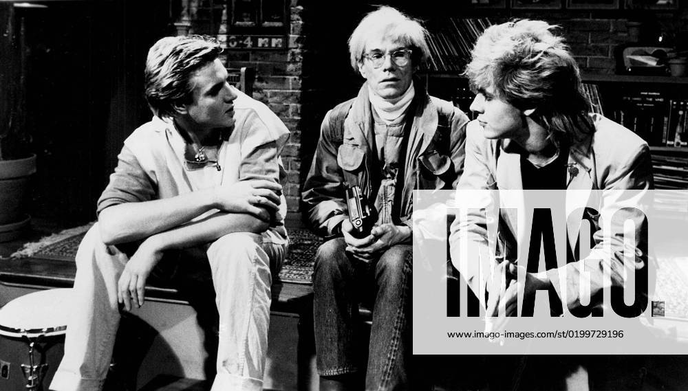 1985, New York, New York, USA: Guest VJ s SIMON LEBON and NICK RHODES of DURAN DURAN with ANDY WARHOL on MUSIC TELEVISION in 1983. Andy Warhol s Fifteen Minutes is an American talk show hosted by artist Andy Warhol, that aired on from 1985 to 1987. 2 One of the network s earliest series, it featured interviews with then up-and-coming musicians. New York USA - ZUMA 19850101_gaf_g49_7444