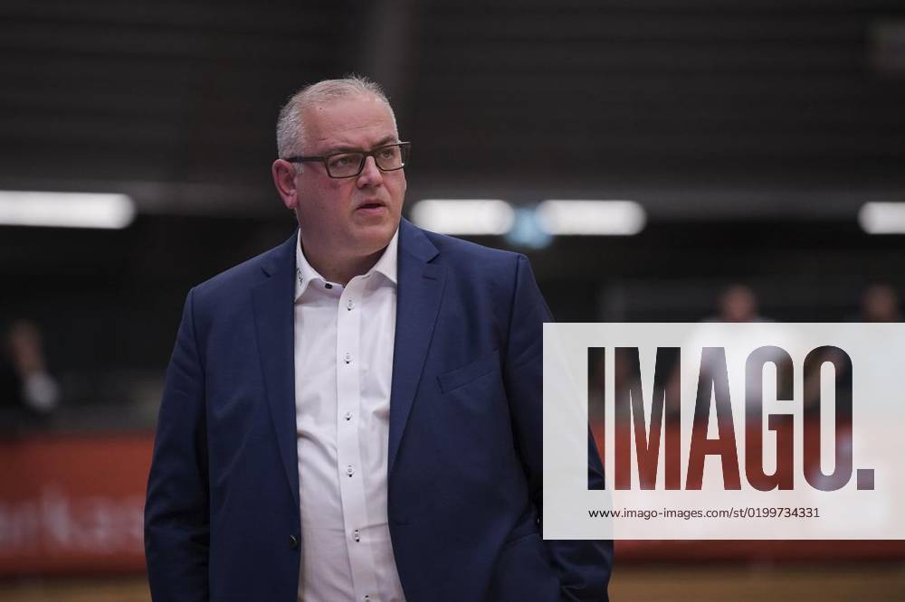 Trainer Felix Banobre im Aktion beim 2. Bundesliga Basketballspiel VfL Sparkassen Stars Bochum gegen Nürnberg Falcons BC am Sonntag, 06. November 2022 in Bochum. Deutschland NRW Bochum