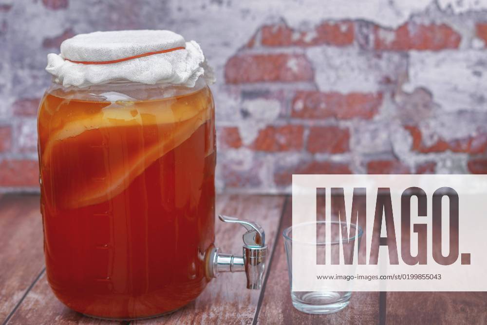 Glass jar with selbstgemachtem kombucha, scoby, with Tap to serve
