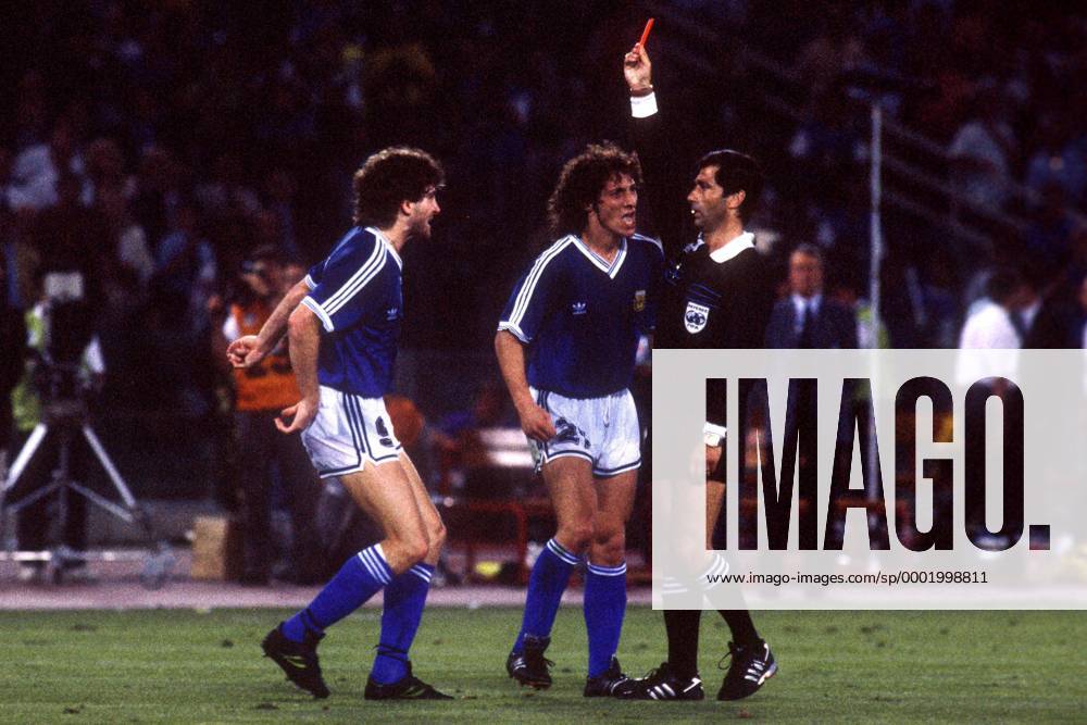 FIFA Schiedsrichter Edgardo Codesal Mendez (Mexiko) stellt Gustavo Dezotti (li.) vom Platz, Pedro Troglio (beide Argentinien) beschwert sich lautstark Fußball Länderspiel Herren Weltmeisterschaft 1990, Nationalmannschaft, Nationalteam, Nationaltrikot, Finale, Endspiel, Vdia Gruppe Rom Spannung, Wut,
