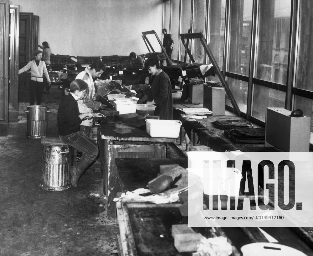 The restoration of books after the Flood 4th november 1966, florence, Tuscany, italy, 1967 01 02 1967 972_05_W447680