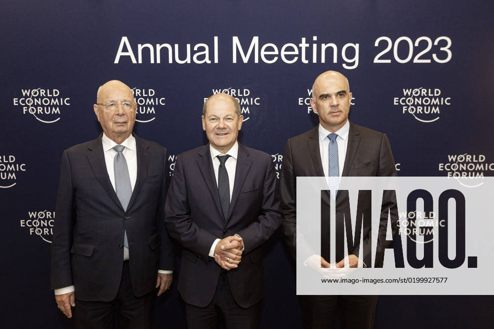 Weltwirtschaftsforum in Davos - Olaf Scholz trifft Klaus Schwab und Alain Berset ( L to R) Klaus Schwab, executive chairman of the World Economic Forum (WEF), Olaf Scholz, Germany s chancellor, center, and Alain Berset, Switzerland s president, on day two of the World Economic Forum (WEF) in Davos, Switzerland, on Wednesday, Jan. 18, 2023. SWZ2023011808 WorldxEconomicxForum xMattiasxNu