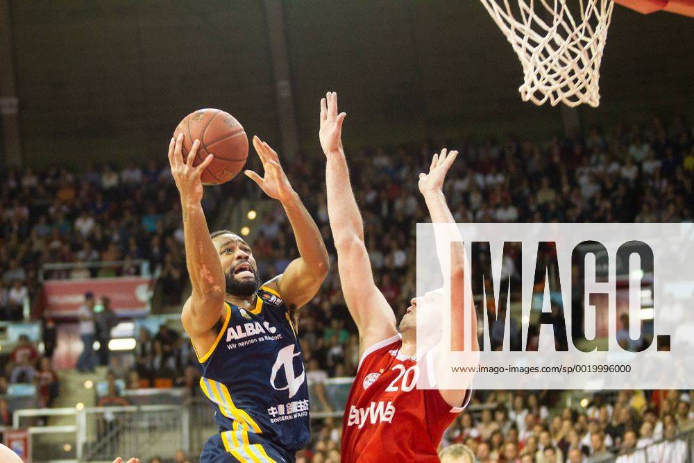 GER, Beko BBL Playoff Halbfinale , FC Bayern Muenchen vs. Alba Berlin 28.05.2015, Audi Dome, Muenchen, GER, Beko BBL Playoff Halbfinale , FC Bayern Muenchen vs. Alba Berlin, im Bild Reggie Redding (Alba 15) macht den korb gegen Dusko Savanovic (FCB 20) nphxStraubmeier