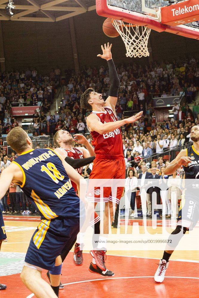 GER, Beko BBL Playoff Halbfinale , FC Bayern Muenchen vs. Alba Berlin 28.05.2015, Audi Dome, Muenchen, GER, Beko BBL Playoff Halbfinale , FC Bayern Muenchen vs. Alba Berlin, im Bild Nihad Djedovic (FCB 14) macht den korb nphxStraubmeier