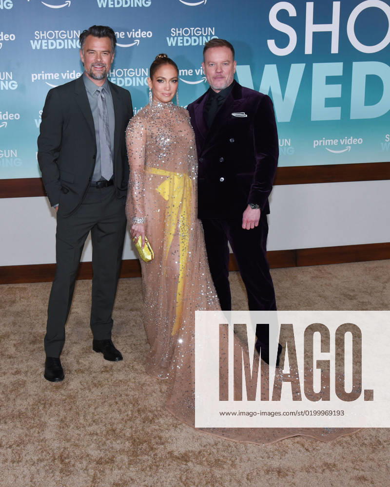 Bilder des Jahres 2023, Entertainment 01 Januar Entertainment Themen der Woche KW03 18 January 2023 - Hollywood, California - (L-R) Josh Duhamel, Jennifer Lopez and Jason Moore. Los Angeles premiere of Prime Video s Shotgun Wedding at the TCL Chinese Theatre. Hollywood USA - ZUMAa123 20230118_zaa_a123_029