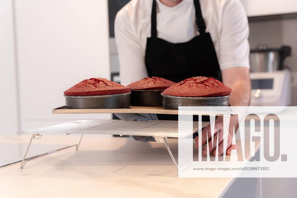 Hands one Man Baking a Red velvet cake to home, Biskuitkuchen at Oven baked form