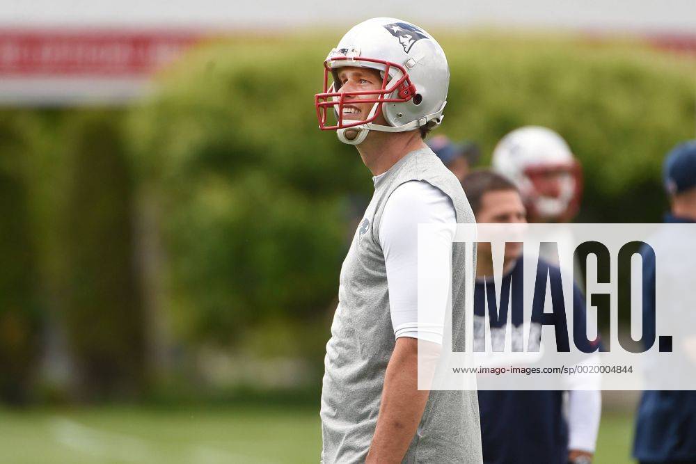 Foxborough, Mass. - New England Patriots quarterback Tom Brady (12) takes a break during the team s organized activities at Gillette Stadium in Foxborough Mass. Eric Canha CSM NFL American Football Herren USA 2015: Patriots Organized Team Activity MAY 29 - ZUMAc04_