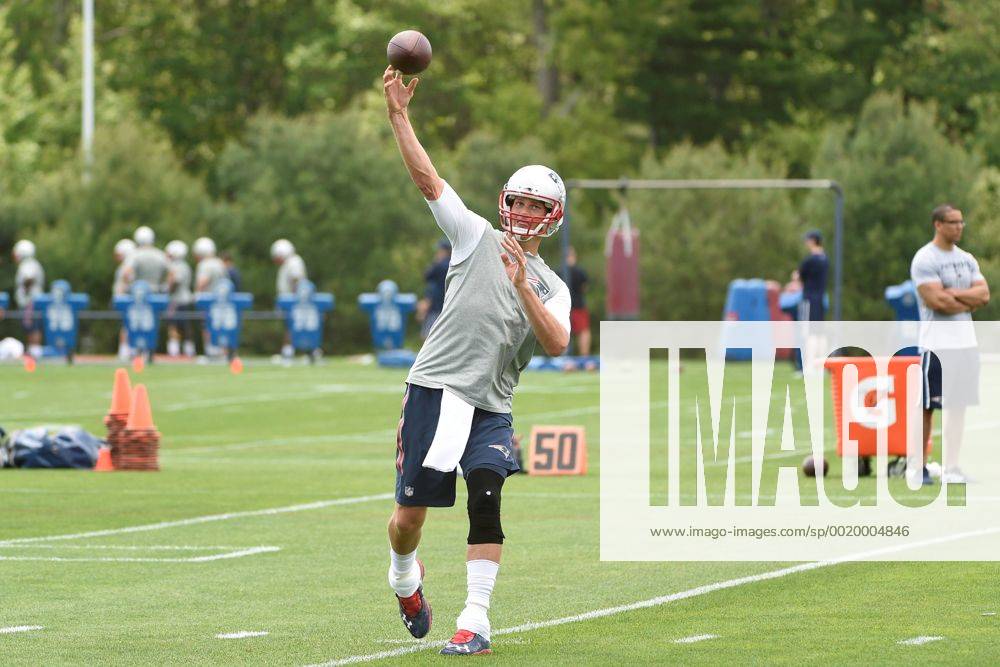 Foxborough, Mass. - New England Patriots quarterback Tom Brady (12) throws a pass during the team s organized activities at Gillette Stadium in Foxborough Mass. Eric Canha CSM NFL American Football Herren USA 2015: Patriots Organized Team Activity MAY 29 - ZUMAc04_