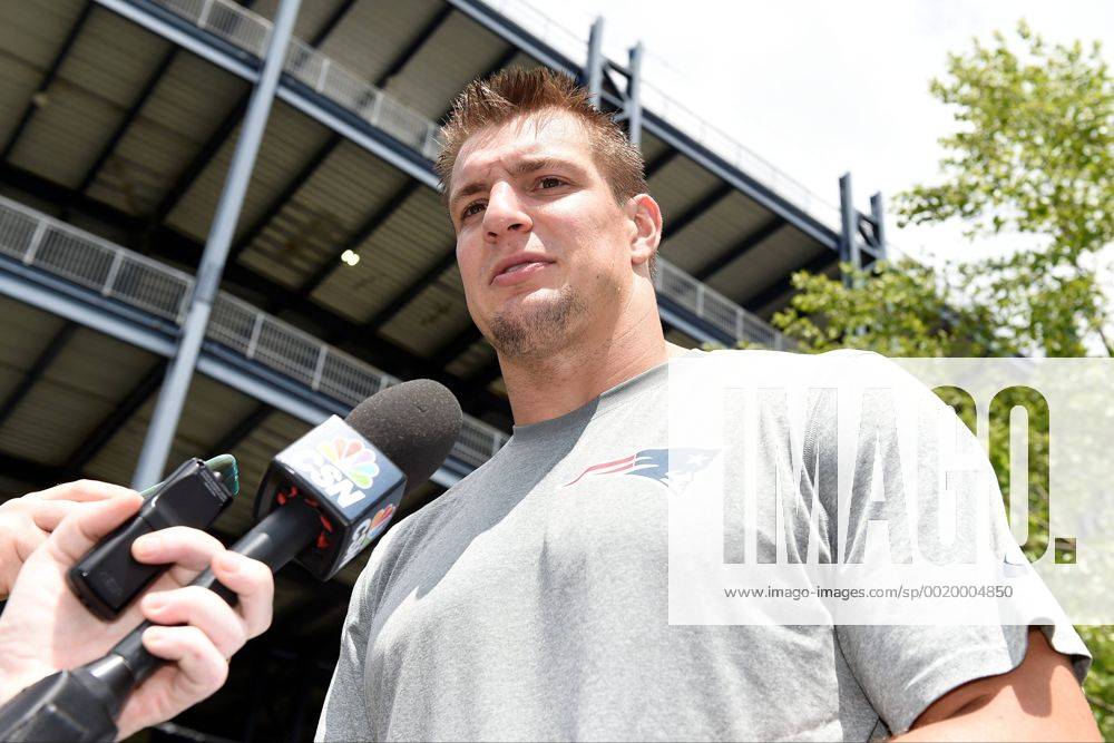 Foxborough, Mass. - New England Patriots tight end Rob Gronkowski (87) answers question from the media at the team s organized activities at Gillette Stadium in Foxborough Mass. Eric Canha CSM NFL American Football Herren USA 2015: Patriots Organized Team Activity MAY 29 - ZUMAc04_