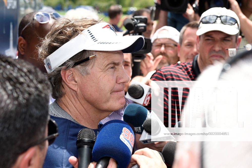Foxborough, Mass. - New England Patriots head coach Bill Belichick answers question from the media at the team s organized activities at Gillette Stadium in Foxborough Mass. Eric Canha CSM NFL American Football Herren USA 2015: Patriots Organized Team Activity MAY 29 - ZUMAc04_