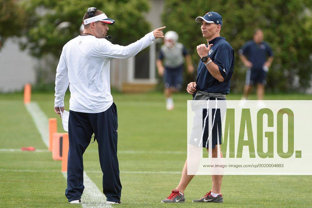 Foxborough, Mass. - New England Patritos offensive coordinator Josh McDaniels (left) and receivers coach Chad O Shea (right) talk during the team s organized activities at Gillette Stadium in Foxborough Mass. Eric Canha CSM NFL American Football Herren USA 2015: Patriots Organized Team Activity MAY 29 - ZUMAc04_
