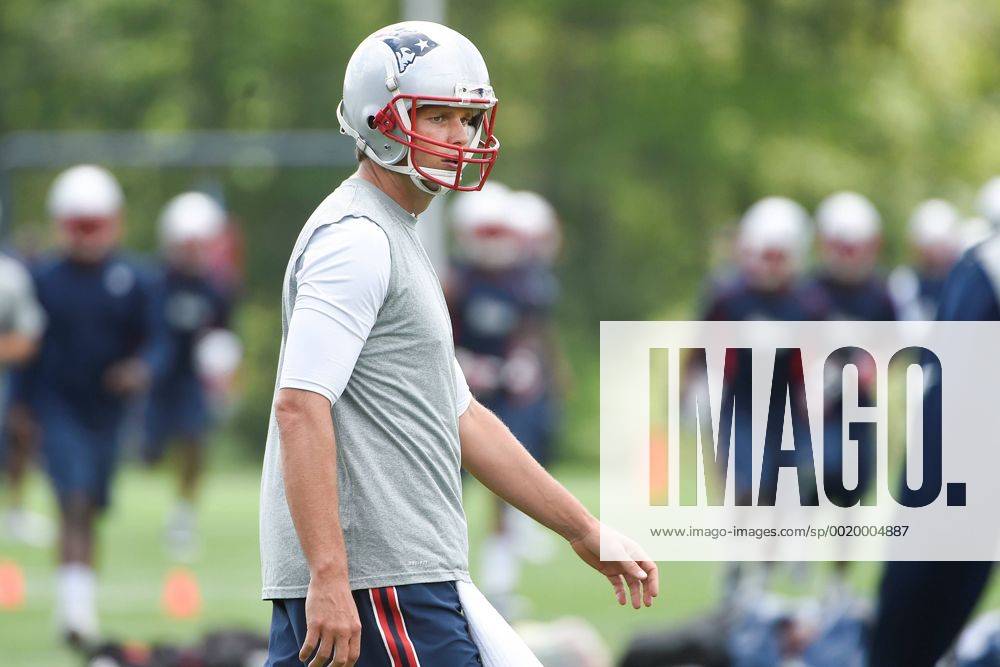 Foxborough, Mass. - New England Patriots quarterback Tom Brady (12) participates in the team s organized activities in Foxborough Mass. Eric Canha CSM NFL American Football Herren USA 2015: Patriots Organized Team Activity MAY 29 - ZUMAc04_