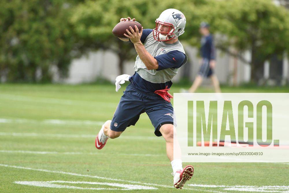 Foxborough, Mass. - New England Patriots wide receiver Julian Edelman (11) makes a catch during the team s organized activities at Gillette Stadium in Foxborough Mass. Eric Canha CSM NFL American Football Herren USA 2015: Patriots Organized Team Activity MAY 29 - ZUMAc04_