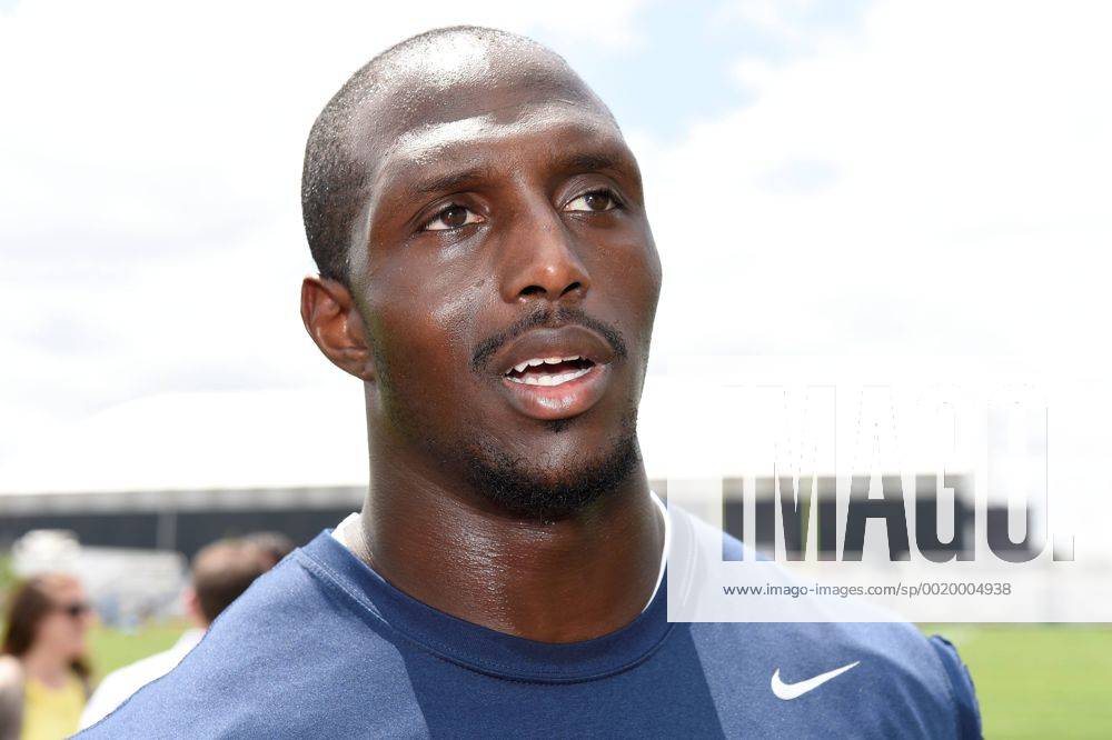 Foxborough, Mass. - New England Patriots free safety Devin McCourty (32) answers question at the team s organized activities at Gillette Stadium in Foxborough Mass. Eric Canha CSM NFL American Football Herren USA 2015: Patriots Organized Team Activity MAY 29 - ZUMAc04_