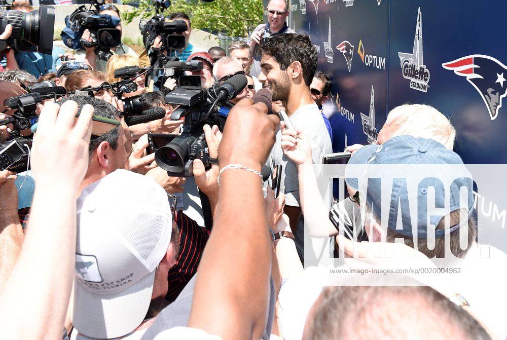 Foxborough, Mass. - New England Patriots quarterback Jimmy Garoppolo (10) is swarmed by media at the team s organized activities at Gillette Stadium in Foxborough Mass. Eric Canha CSM NFL American Football Herren USA 2015: Patriots Organized Team Activity MAY 29 - ZUMAc04_