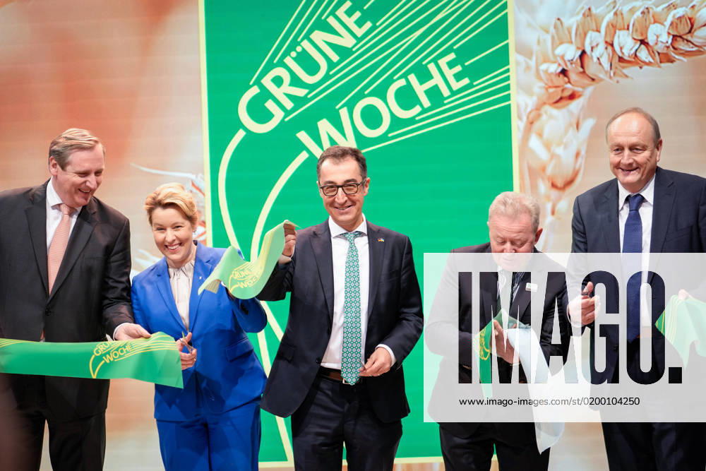 Exhibition tour at the opening of the International Green Week Current, 20 01 2023, Berlin, Cem Oezdemir Federal Minister of Food and Agriculture, Franziska Giffey Governing Mayor, Janusz Wojciechowski EU Commissioner for Agriculture,