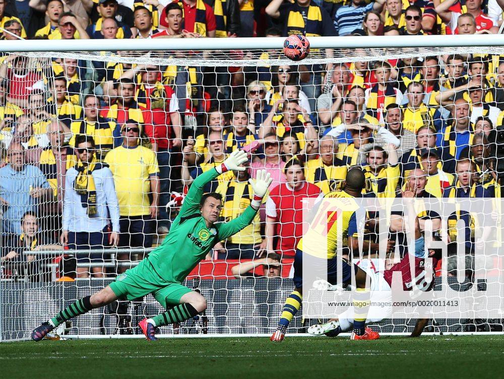 Arsenal s Theo Walcott sees his shot blocked by Aston Villa s Kieran Richardson FA Cup Final - Arsenal vs Aston Villa - Wembley Stadium - England - 30th May 2015 - Picture David Klein Sportimage .