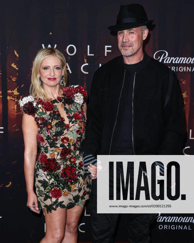 Los Angeles Premiere Of Paramount+ s Wolf Pack Season 1 American actress Sarah Michelle Gellar wearing an Oscar de la Renta dress and Amrapali London jewelry and husband American actor Freddie Prinze Jr. arrive at the Los Angeles Premiere Of Paramount+ s Wolf Pack Season 1 held at the Harmony Gold Theater on January 19, 2023 in Los Angeles, California, United States. Harmony Gold Theater, Los Angeles, California California United States
