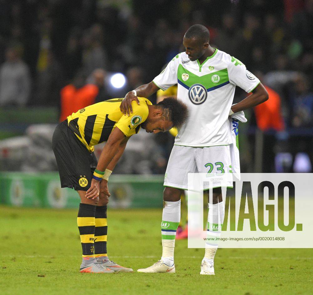 Fussball DFB-Pokal 2014 15, Finale im Olympiastadion in Berlin, Borussia Dortmund - VfL Wolfsburg, Frust der Dortmunder nach der Niederlage. v.li: Lukasz Piszczek (Dortmund) und Joshua Guilavogui (VFL Wolfsburg).