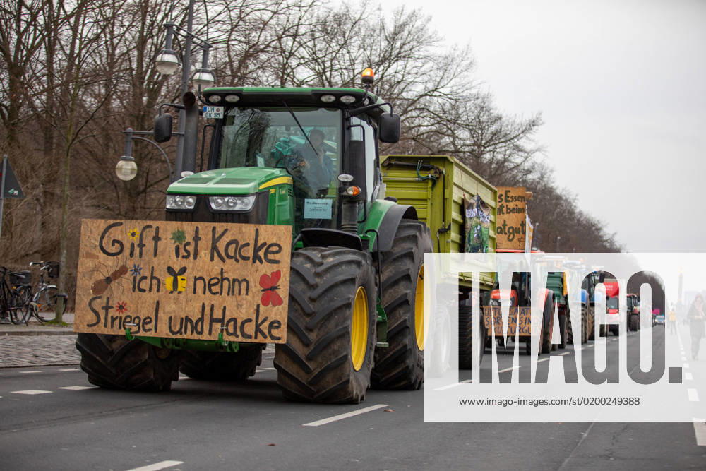 We are fed up Demonstration in front of the Brandenburg Gate, rally in front of the Brandenburg Gate, about 55 tractors with farmers drove in convoy to the rally in front of the Brandenburg Gate On the stage there are numerous speeches from various associations and clubs under the motto farms instead of agribusiness Berlin Berlin Germany