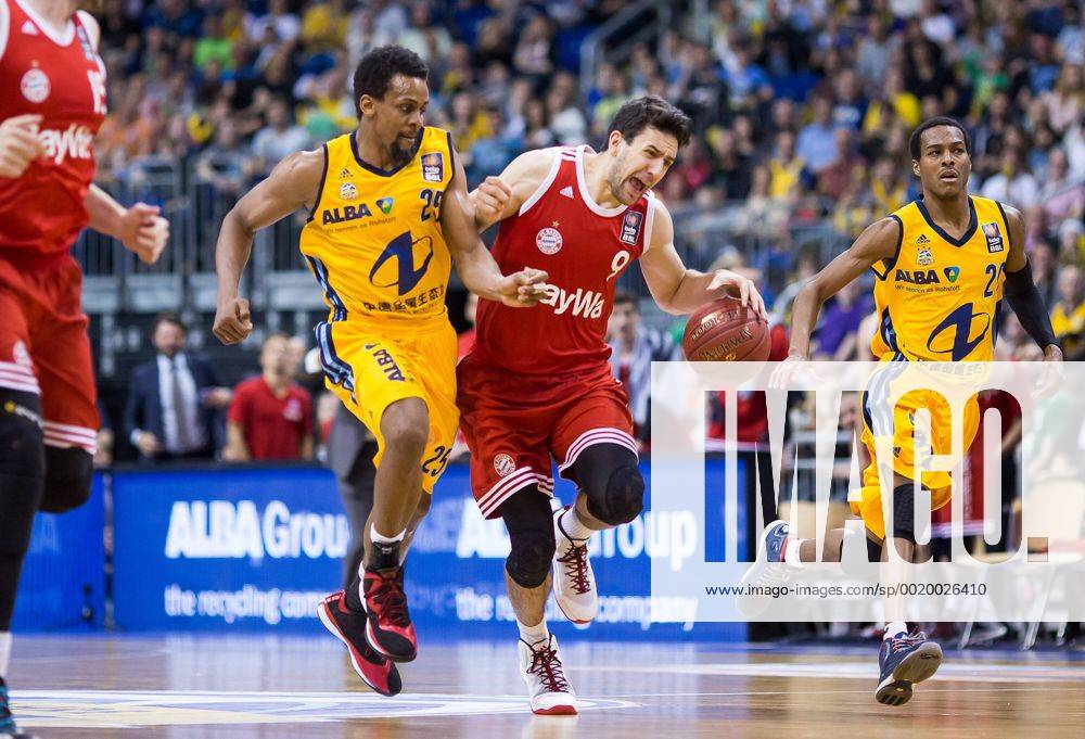 Berlin, Deutschland, 31.05.2015: Basketball BEKO BBL Playoffs Halbfinale Spiel 3 2014 2015 - ALBA Berlin - FC Bayern Muenchen München. Clifford Hammonds (Alba 25) im Zweikampf gegen Vasilije Micic (Bayern München)
