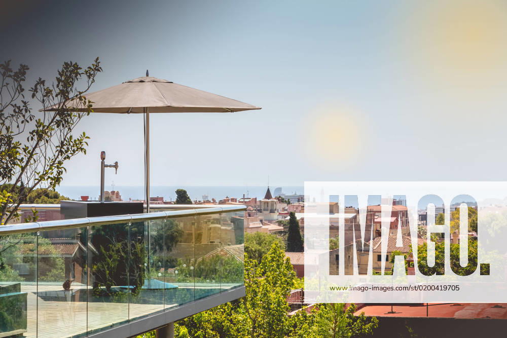 IMAGO Creative, Jahreszeit Sommer, Sommer in der Stadt BARCELONA, SPAIN - June 20, 2017 : terreasse with a beer distributor on the heights of the city with a sea view on a summer day , 31665760.jpg, alcohol, art, attraction, bar, barcelona, beach, bed, beer, catalonia, catalunya, city, design, drink, europe, family, garden, glass, hill, kids, landmark, landscape, magic, mediterranean, morning, mountains, national, panorama, panoramic, park, people, resort, rest, rose, sea, sky, solar, spain, square, street, summer, terrace, tourism, tourist, town, travel, tube, vacation, view, water, yellow