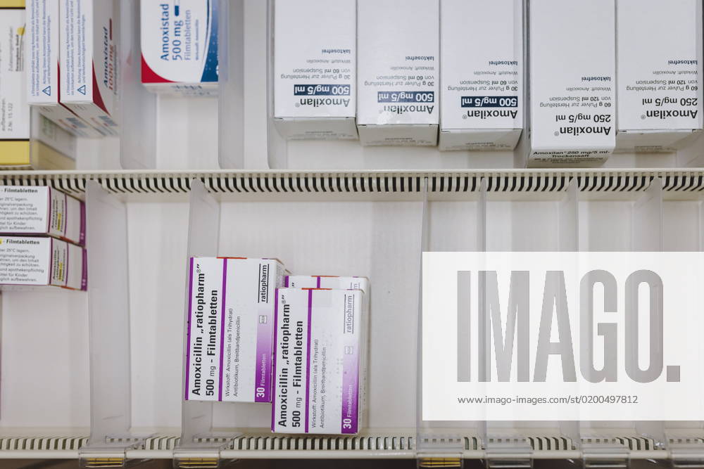 Zell am See THEME PICTURE Empty medicine cabinets and medicine store in a pharmacy Many painkillers and medicines are currently not available, Zell am See, Austria on 2023 01 23 Expa EP_obh