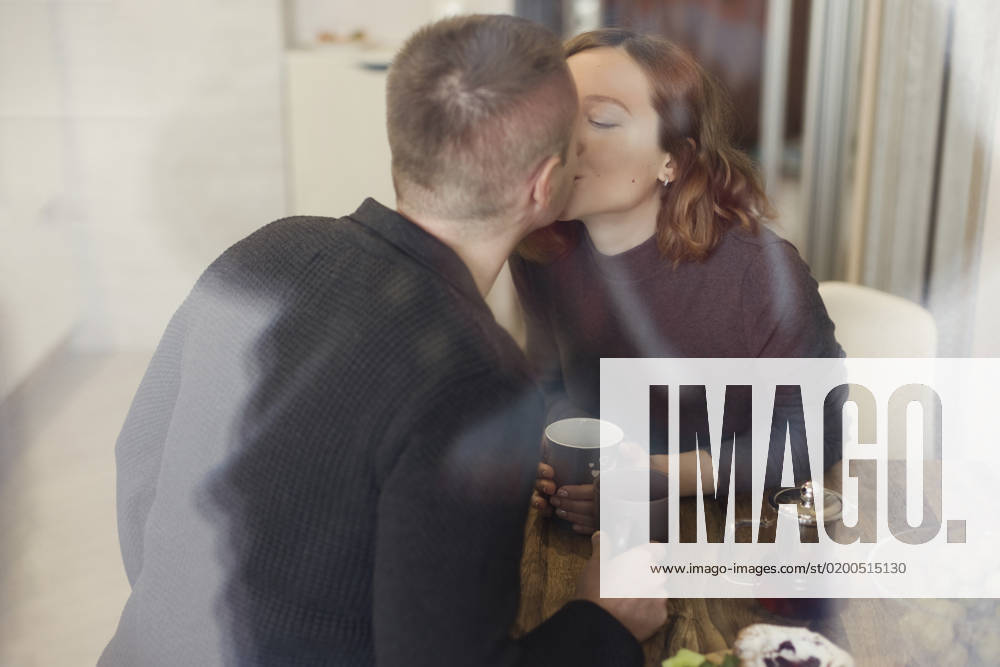 Man and woman kissing each other seen through glass window model released, Symbolfoto, ONAF00324