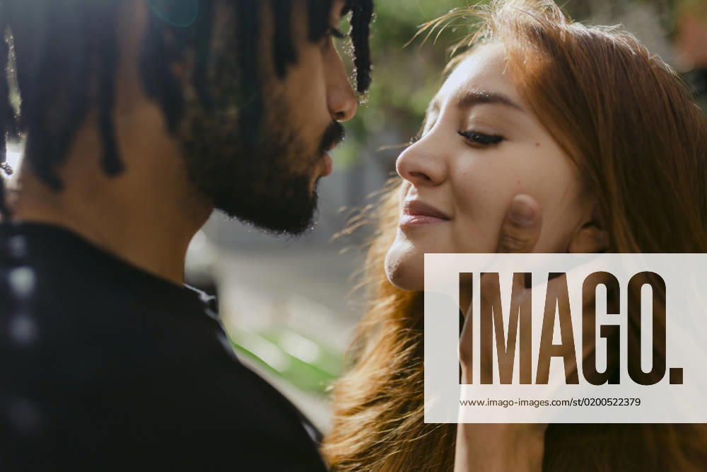 Affectionate man looking at woman model released, Symbolfoto, DSIF00656
