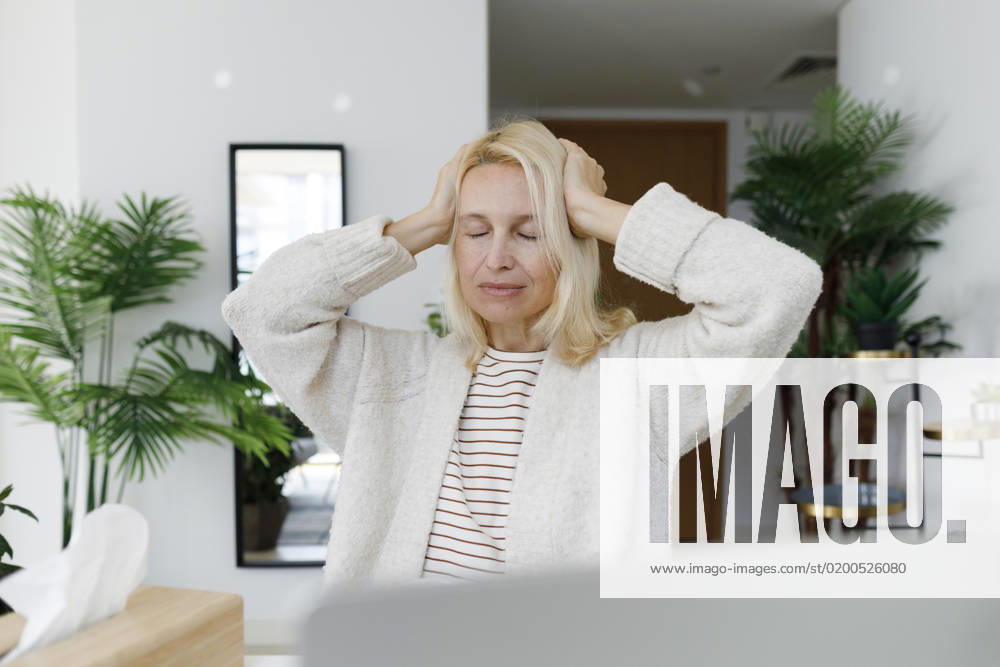 Femsle freelancer with head in hands at home model released, Symbolfoto property released, TYF00581